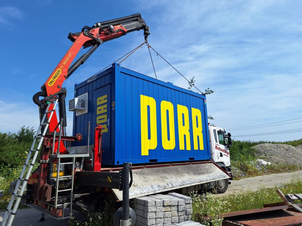 Verladen eines Porr Containters mit dem Kranlkw