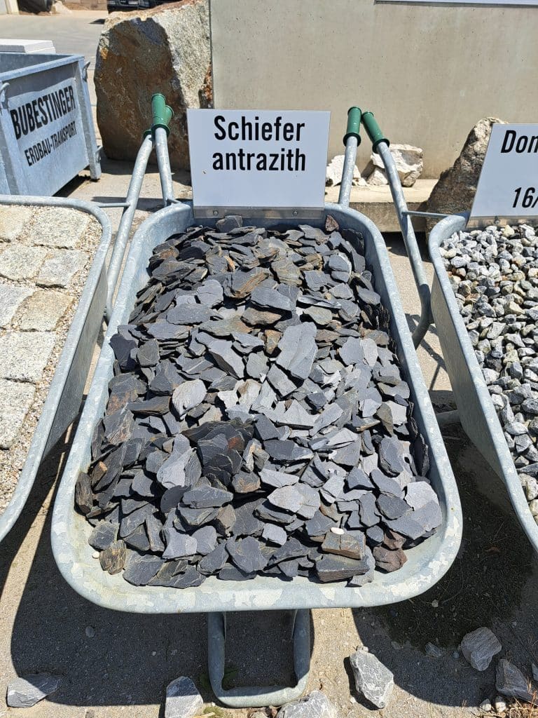 Schiefer antrazith in einer Schiebetruhe