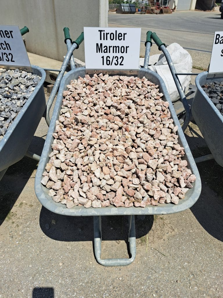Tiroler Marmor in einer Schiebetruhe