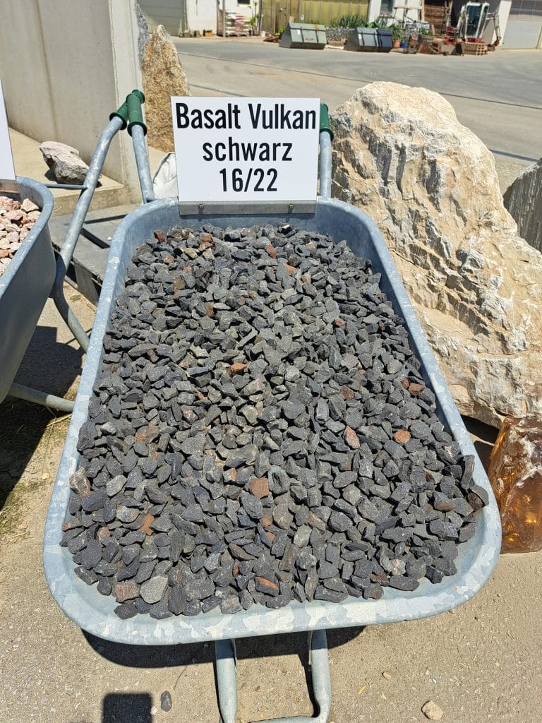 Basalt Vulkan schwarz in einer Schiebetruhe