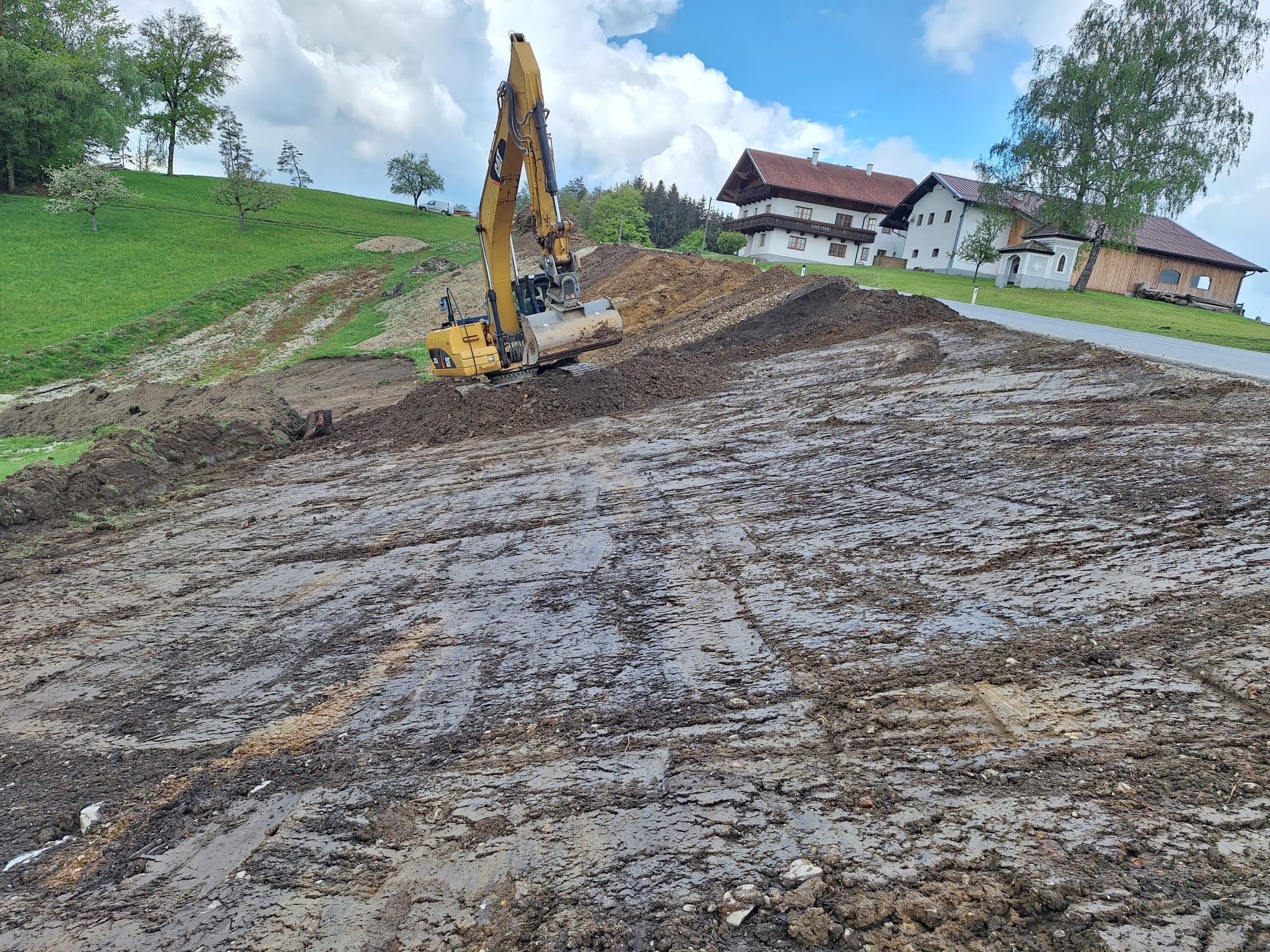 Planierarbeiten, Erdreich wird abgezogen